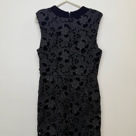 Badgley Mischka
Velvet Lace V-Neck Gown 💘 - Picture 9 of 10